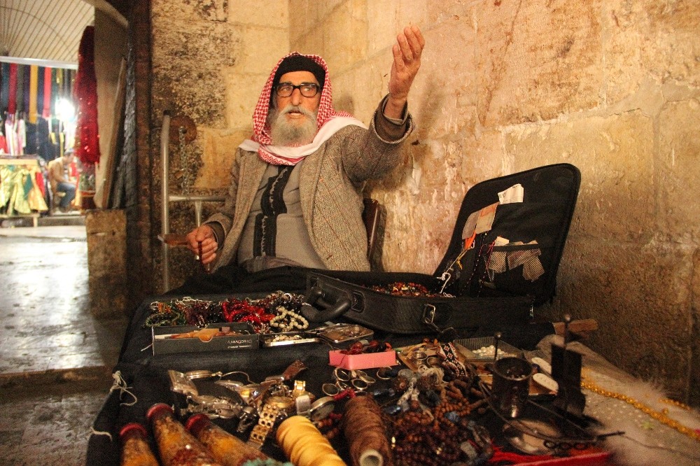 (Özel Haber) Yerli Anthony Quinn işsiz kalınca tespih satmaya başladı