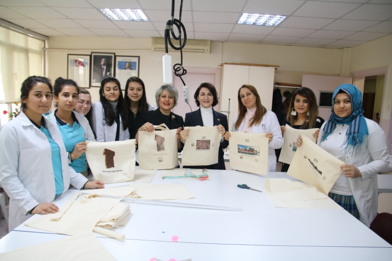 Açanal Öğrencilerin Çevre Dostu Bez Torba Atolyesini Gezdi