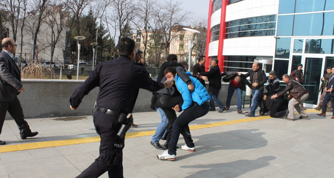 Adliyede aileler birbirine girdi: 6 yaralı ( video )