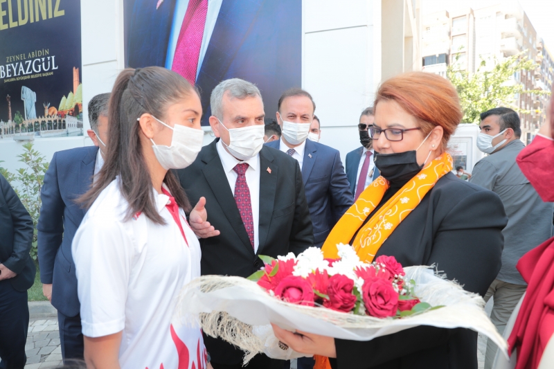 AİLE BAKANI DERYA YANIK’TAN BAŞKAN BEYAZGÜL’E ZİYARET