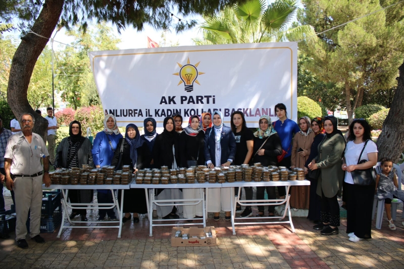 Ak Kadınlar Vatandaşa ve Esnafa Aşure İkramında Bulundu