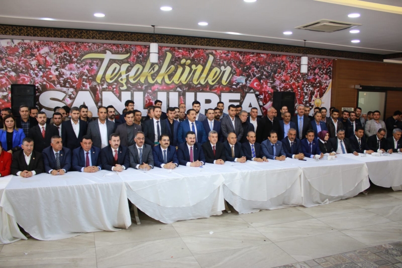 Ak Parti Başkanları sevenlerinin akınına uğradı