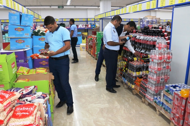 Akçakale Belediyesi Zabıta ekipleri marketleri denetledi.