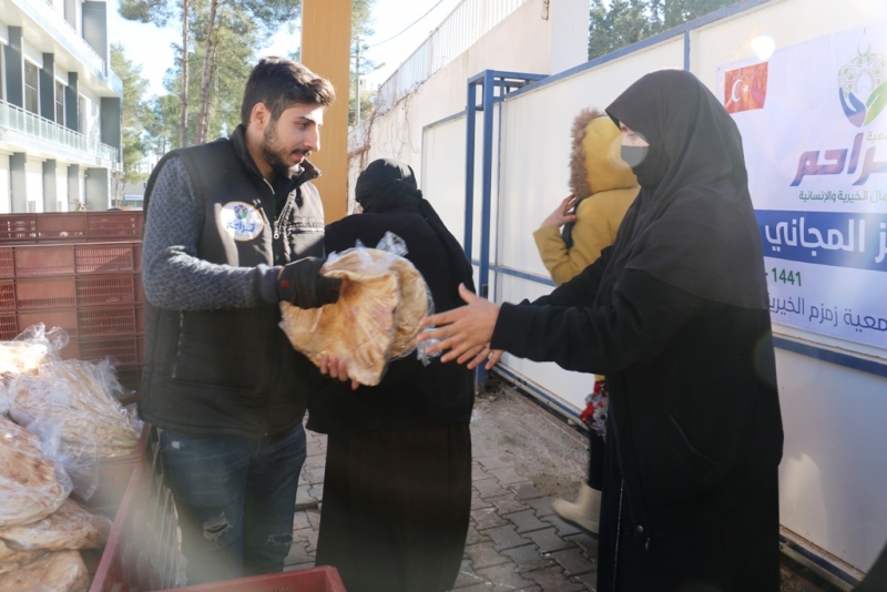 AKÇAKALE’DE 3 BİN AİLEYE 6 BİN PAKET EKMEK.