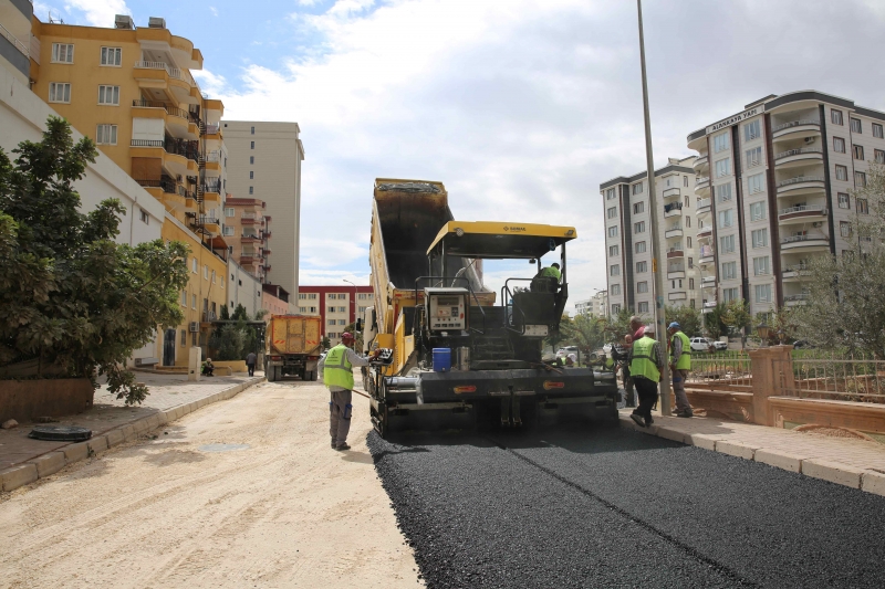 AKPİYAR’DA YOLLAR SICAK ASFALTLA YENİLENİYOR