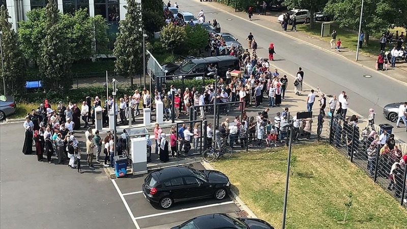 Almanya'daki Seçim Sandıklarında Uzun Kuyruklar Oluştu