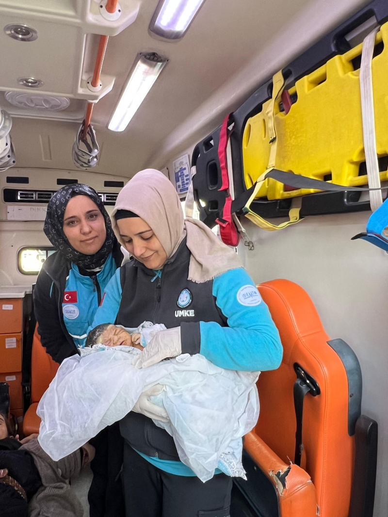 Ambulansta doğum yapan Anne çocuğuna Doğumu gerçekleştiren Ambulansta görevli Umke personelinin adını koydu