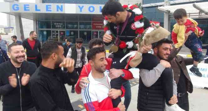 Avrupa şampiyonu güreşçimiz coşkuyla karşılandı