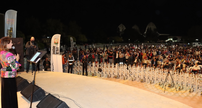 AZERBAYCAN’IN GÜÇLÜ SESİ ‘AZERİN’ ŞANLIURFALILARLA BULUŞTU