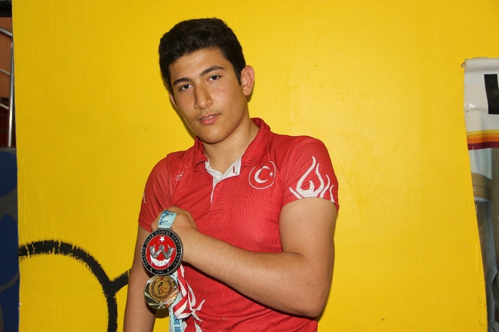 Şanlıurfalı engelli bilek güreşçisi Türkiye’yi Avrupa’da temsil edecek