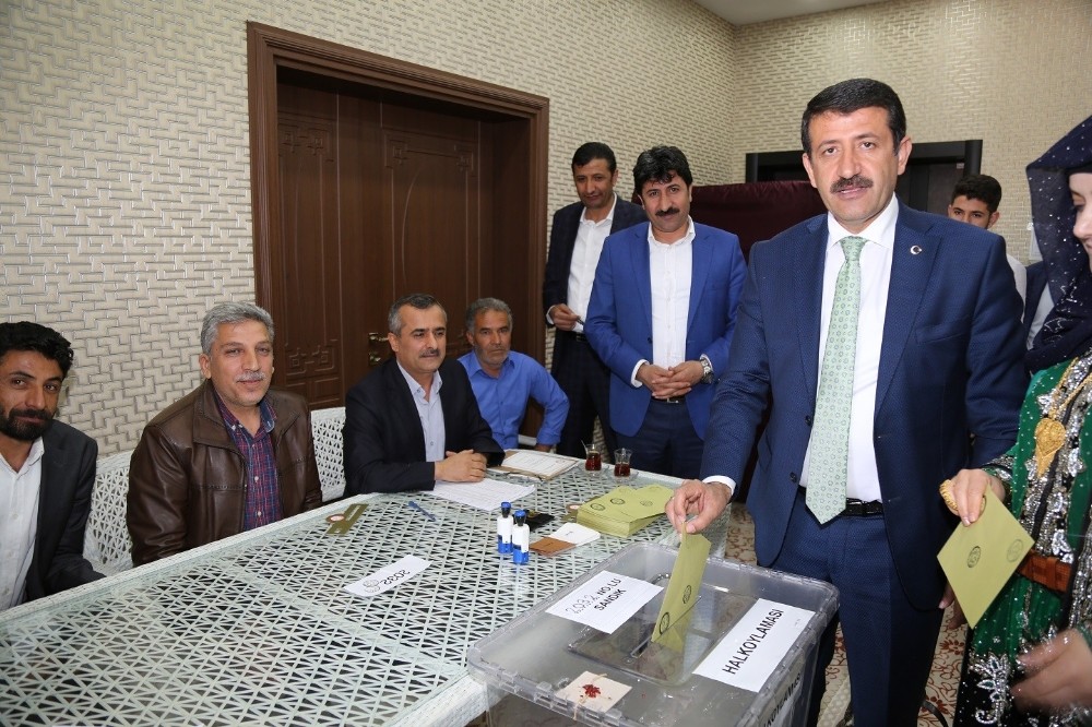 Başkan Ekinci oyunu kırsal mahallede kullandı