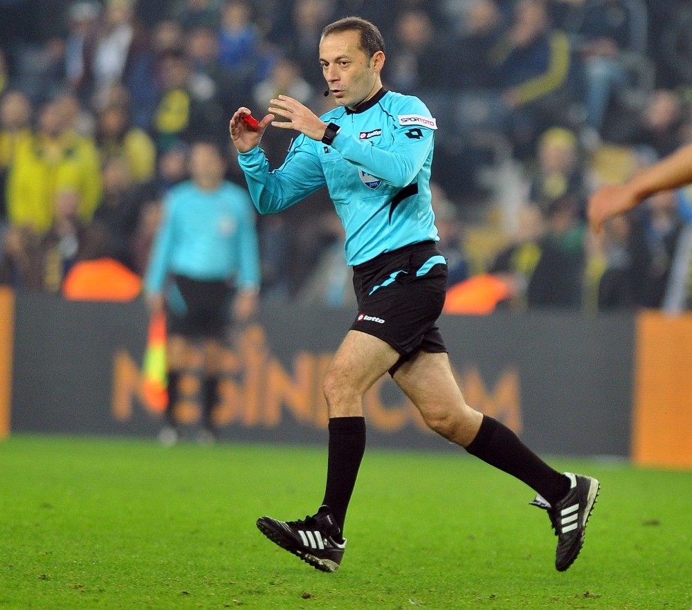 UEFA’dan Cüneyt Çakır’a Devler Ligi’nde görev