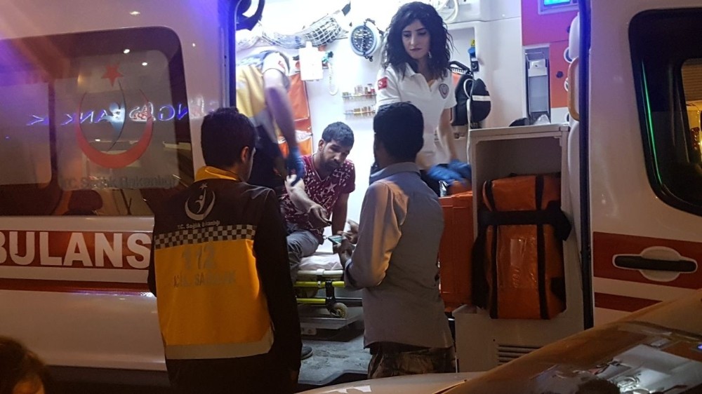 Merdivenden düşen tamircinin bacağı kırıldı