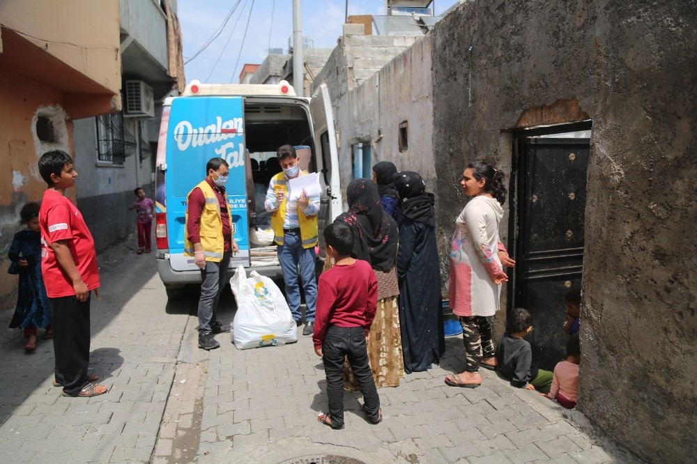 İhtiyaç sahibi ailelerin siparişleri evlerinde teslim ediliyor