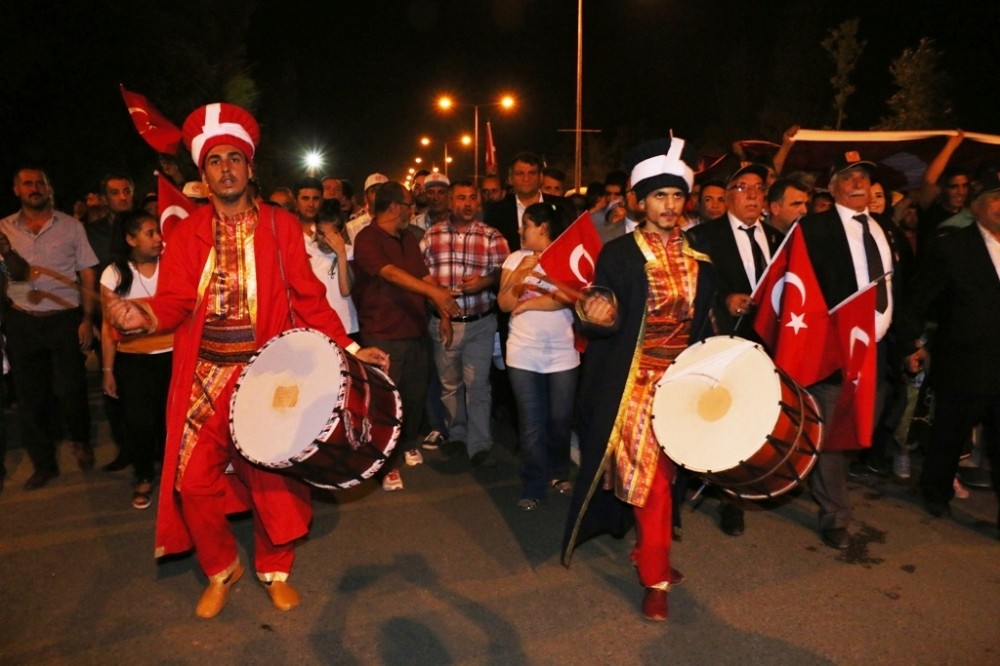 Akçakale’de binler demokrasi için yürüdü