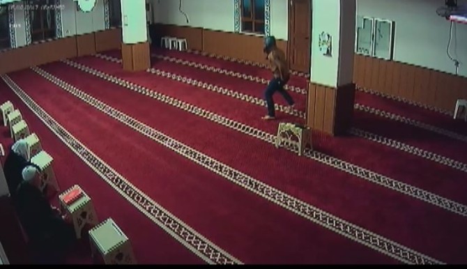 Camide telefon hırsızlığı güvenlik kamerasında