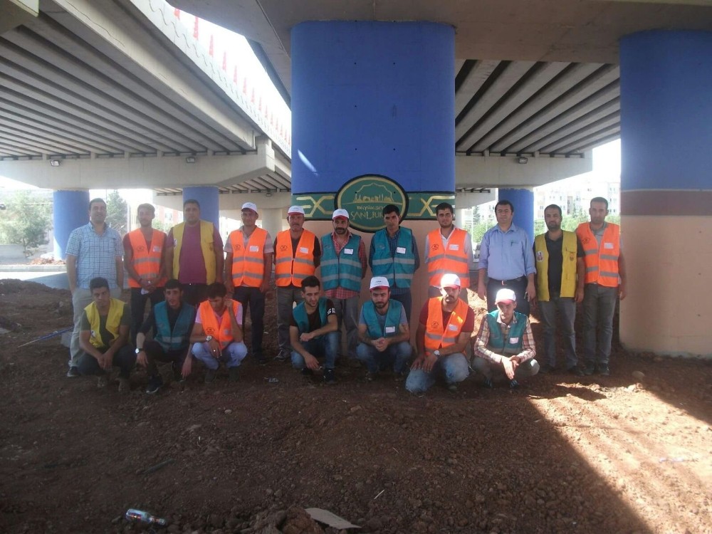 Denetimli serbestlik kursiyerleri üst geçit ayaklarını boyuyor