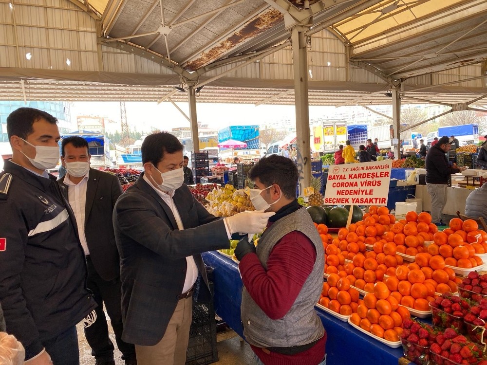 Eyyübiye’de esnafa maske ve eldiven dağıtıldı