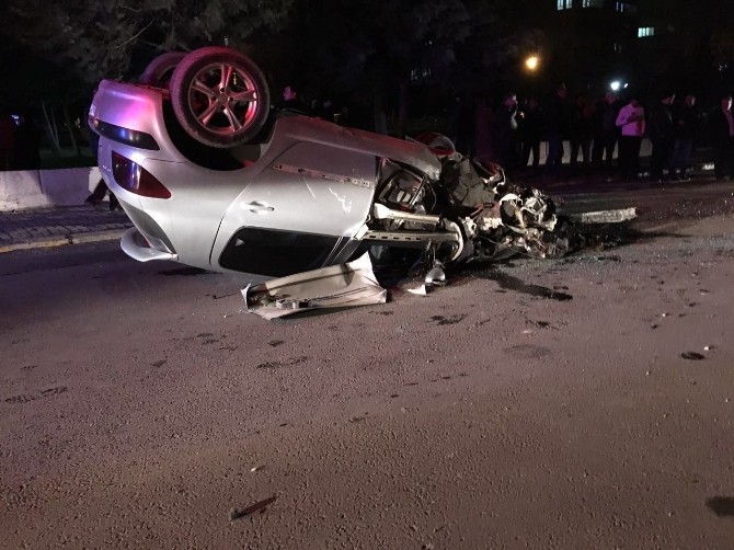 Ters dönen araçta sıkışan sürücüyü itfaiye ekipleri kurtardı