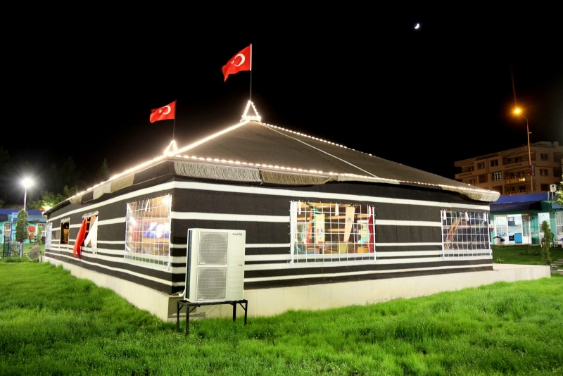 Bakan Fakıbaba Eyyübiye Belediyesi Kitap Otağını Gezdi