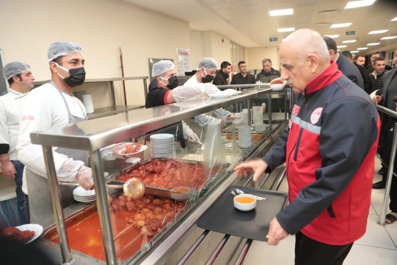 BAKAN KİRİŞCİ ŞANLIURFA’DA DEPREMZEDELERİ ZİYARET ETTİ