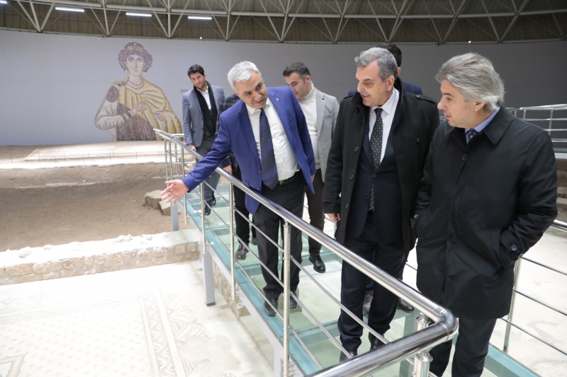 BAKAN YARDIMCISI DEMİRCAN, TARİHİ ALANLARDAKİ ÇALIŞMALARI İNCELEDİ