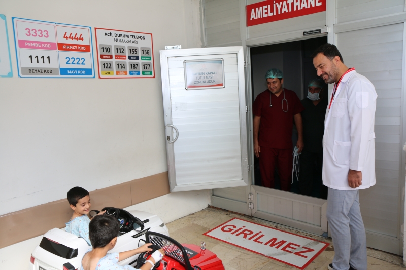 Balıklıgöl Devlet Hastanesi  Çocukların Ameliyat  Korkularını Akülü Araba İle Eğlenceye Dönüştürdü.