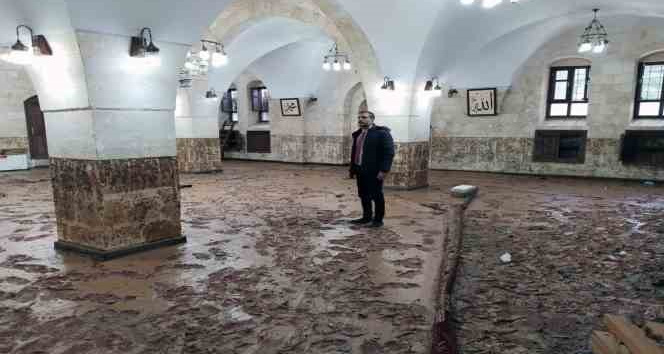 Balıklıgöldeki Camii Çamur Deryasına Döndü