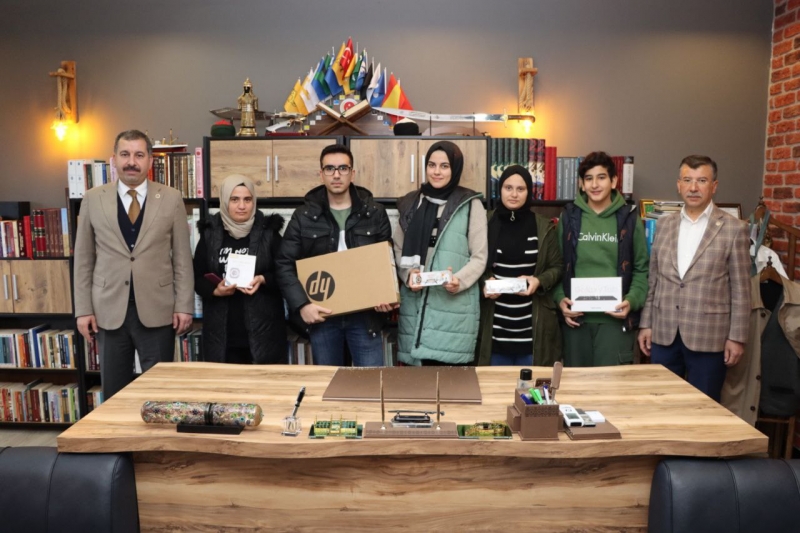 BAŞARILI OLAN ÖĞRENCİLERE ÖDÜL