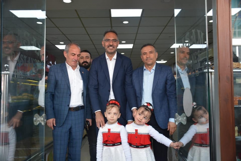 Başkan Adayı Kuş Asfalt Caddesini Gezdi