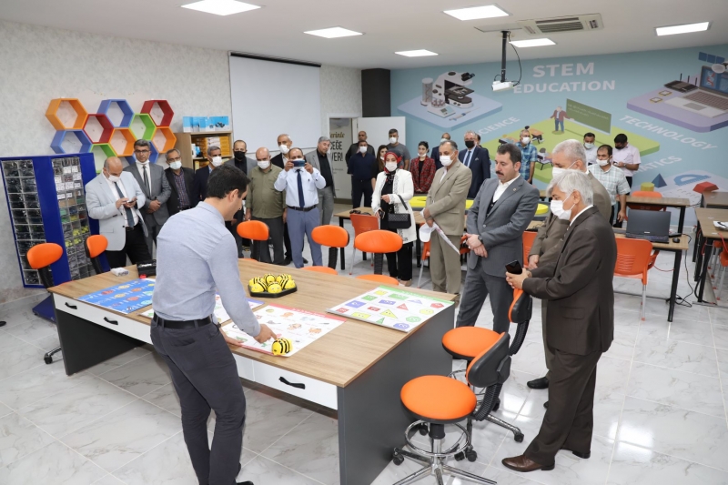 BAŞKAN BAYDİLLİ EĞİTİMCİLERE MÜZELERİ VE BİLİM MERKEZİNİ TANITTI