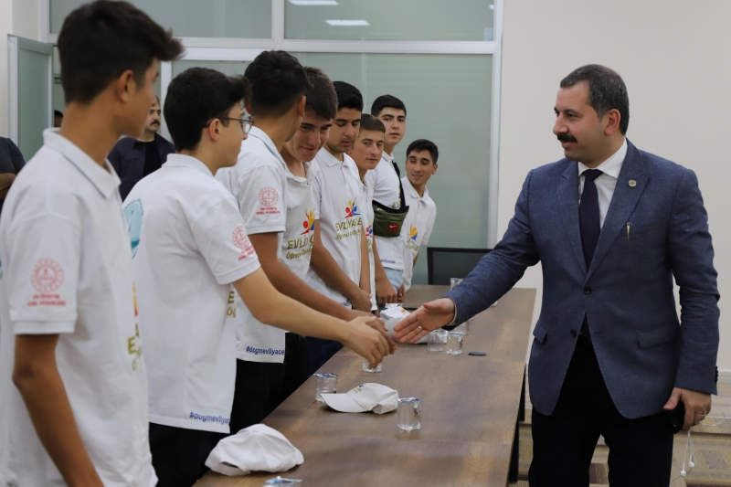 BAŞKAN BAYDİLLİ KAHRAMANMARAŞLI ÖĞRENCİLERİ AĞIRLADI