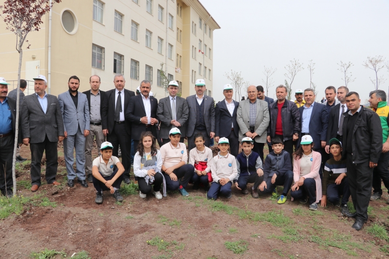 Başkan  Baydilli  Öğrencilerle FİDAN DİKTİ