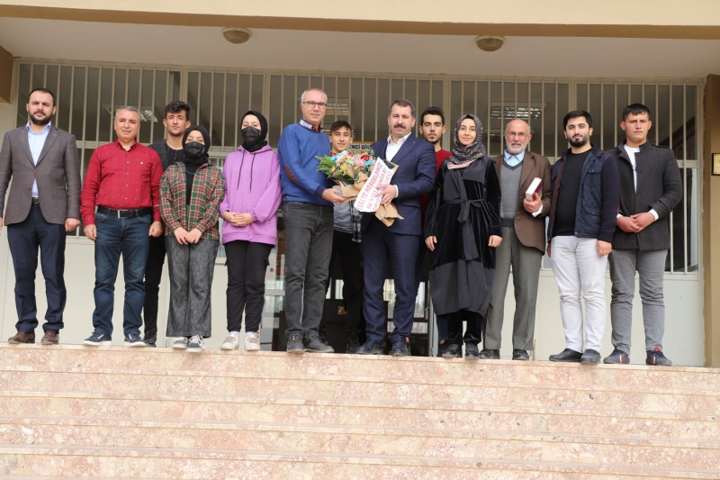 BAŞKAN BAYDİLLİ ÖĞRENCİLERLE SÖYLEŞİDE BULUŞTU