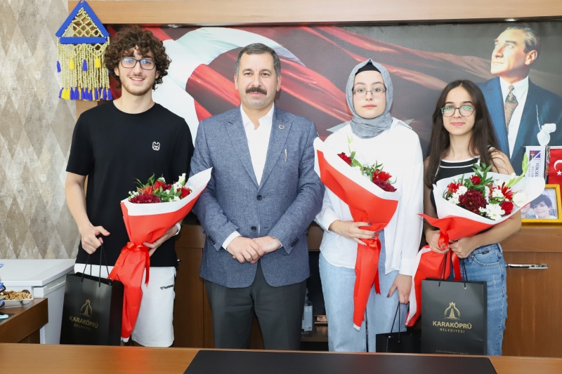 BAŞKAN BAYDİLLİ YKS'DE DERECEYE GİREN ÖĞRENCİLERİ ÖDÜLLENDİRDİ