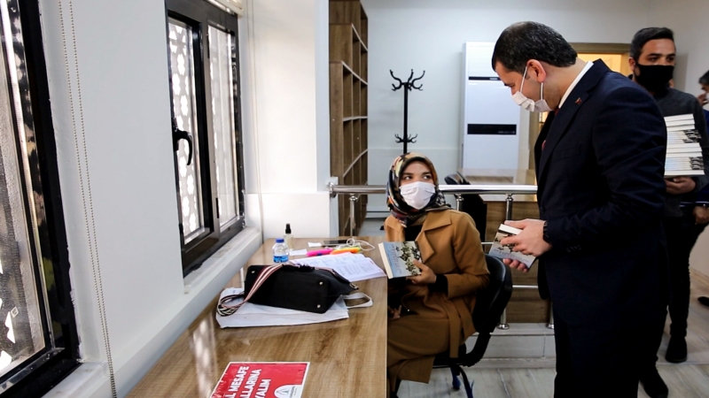 BAŞKAN BAYDİLLİ’DEN GENÇLERE ANLAMLI HEDİYE