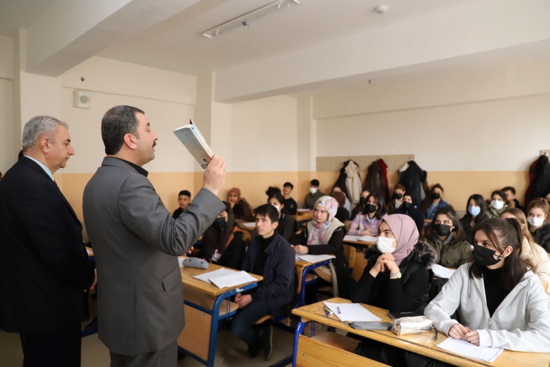 BAŞKAN BAYDİLLİ’DEN ÖĞRENCİLERE ÇANAKKALE KİTABI HEDİYESİ