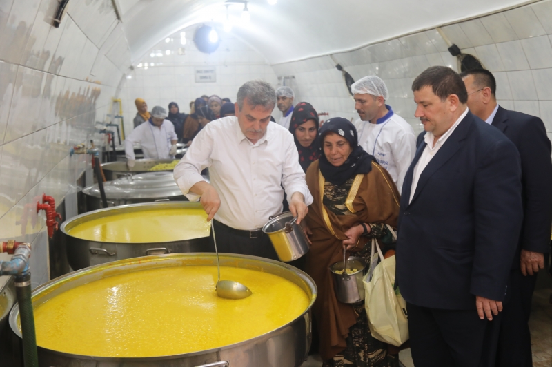 Başkan Beyazgül Aşevinde İhtiyaç Sahiplerine Yemek Dağıttı