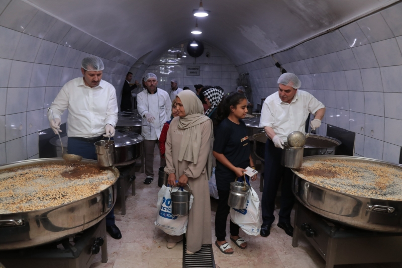 BAŞKAN BEYAZGÜL, AŞEVİNDE AŞURE DAĞITIMINA KATILDI