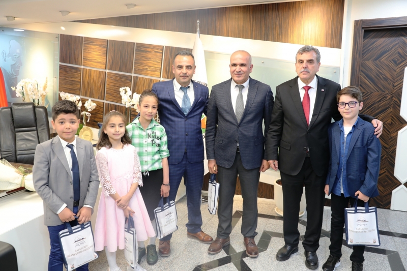 Başkan Beyazgül Başkanlık Makamını Çocuklara Devretti