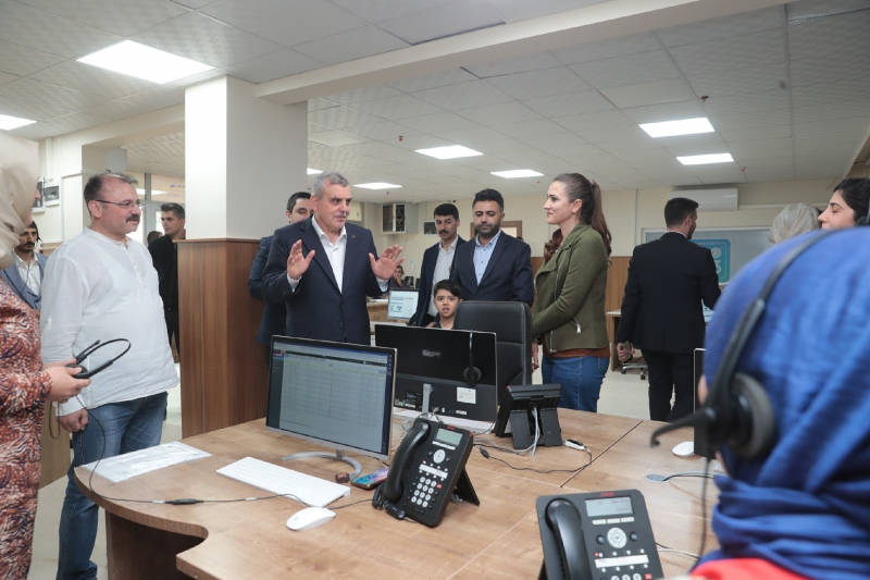 BAŞKAN BEYAZGÜL, ÇAĞRI MERKEZİNE GELEN ARAMALARI YANITLADI