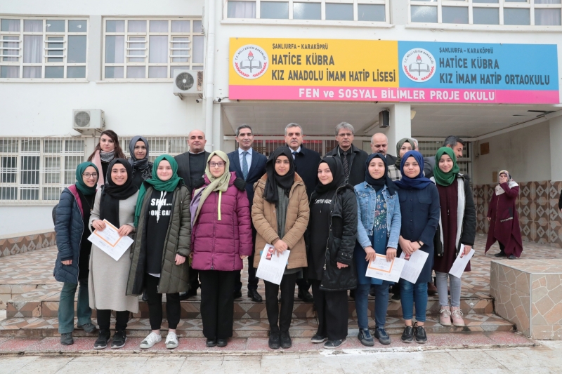 BAŞKAN BEYAZGÜL, ÇOCUKLARA KARNELERİNİ DAĞITTI