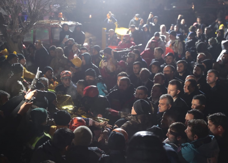 BAŞKAN BEYAZGÜL ENKAZ BÖLGELERİNİ BİR AN YALNIZ BIRAKMADI