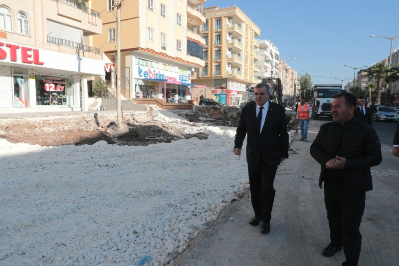 BAŞKAN BEYAZGÜL, ESNAFLA BİR ARAYA GELİP YOL ÇALIŞMASINI İNCELEDİ