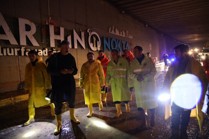 BAŞKAN BEYAZGÜL GECE BOYUNCA ÇALIŞMALARI SAHADA YÖNETTİ