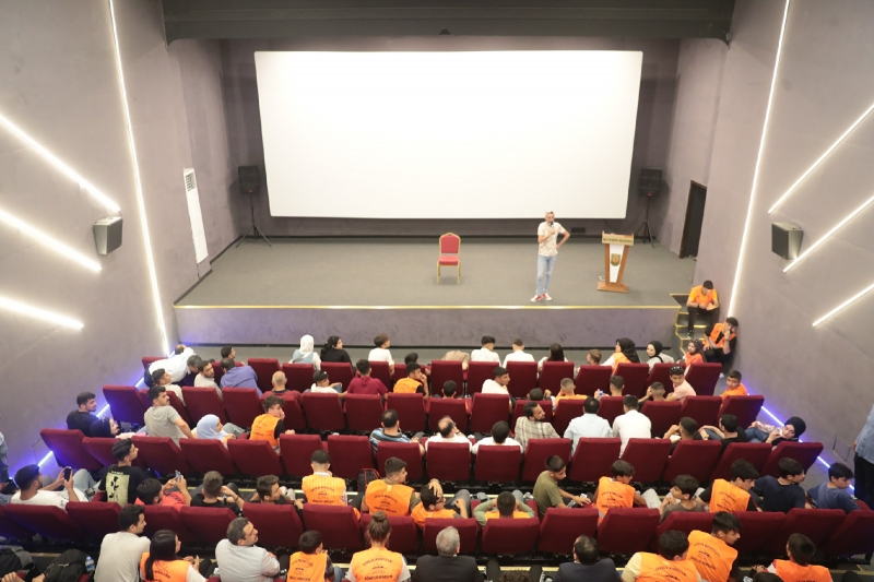 GENÇLER STAND-UP GÖSTERİSİNDE BULUŞTU