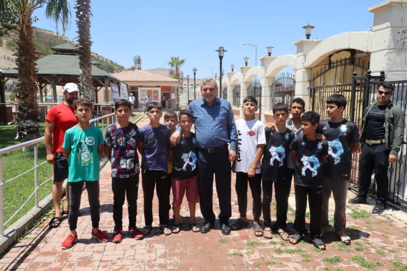 BAŞKAN BEYAZGÜL GENÇLERİ YÜZME HAVUZLARINA DAVET ETTİ