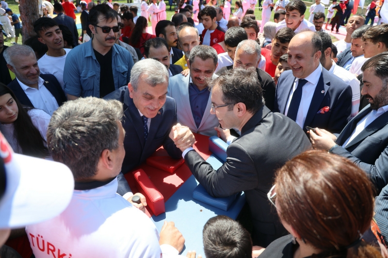 BAŞKAN BEYAZGÜL, ‘’GENÇLERİMİZİ GELECEĞE HAZIRLIYORUZ’’