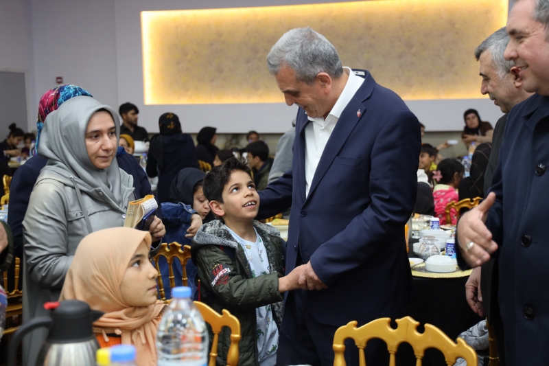 BAŞKAN BEYAZGÜL HANELERİNE MİSAFİR OLDUĞU VATANDAŞLARLA İFTAR SOFRASINDA BULUŞTU