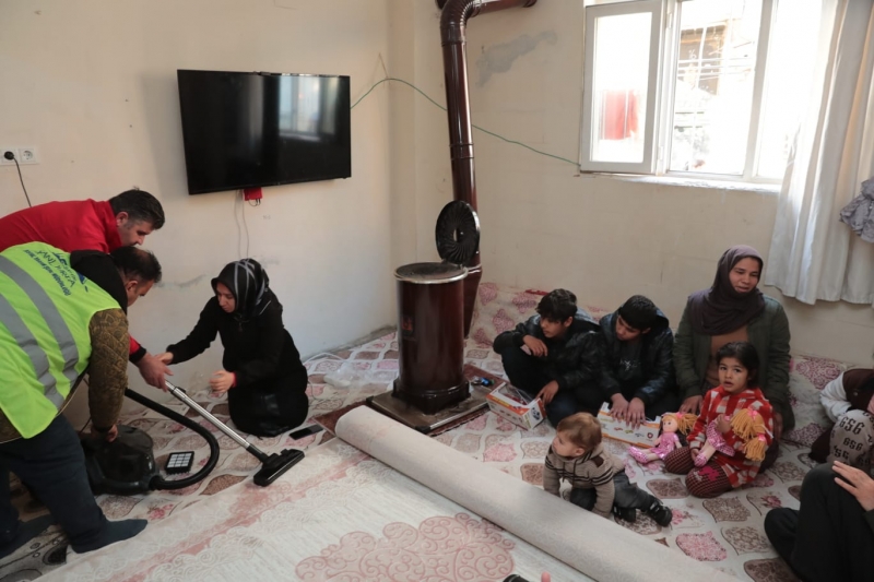 BAŞKAN BEYAZGÜL HANE ZİYARETLERİYLE YÜZLERİ GÜLDÜRÜYOR